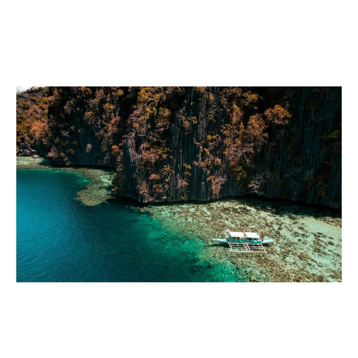 Картина на платно, "Самотна лодка край тропически скали", 50x50 см