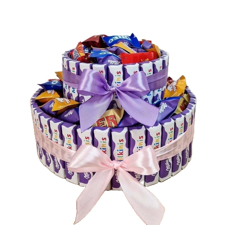Tort pe doua etaje cu batoane de ciocolata cu lapte si praline, 90 de produse
