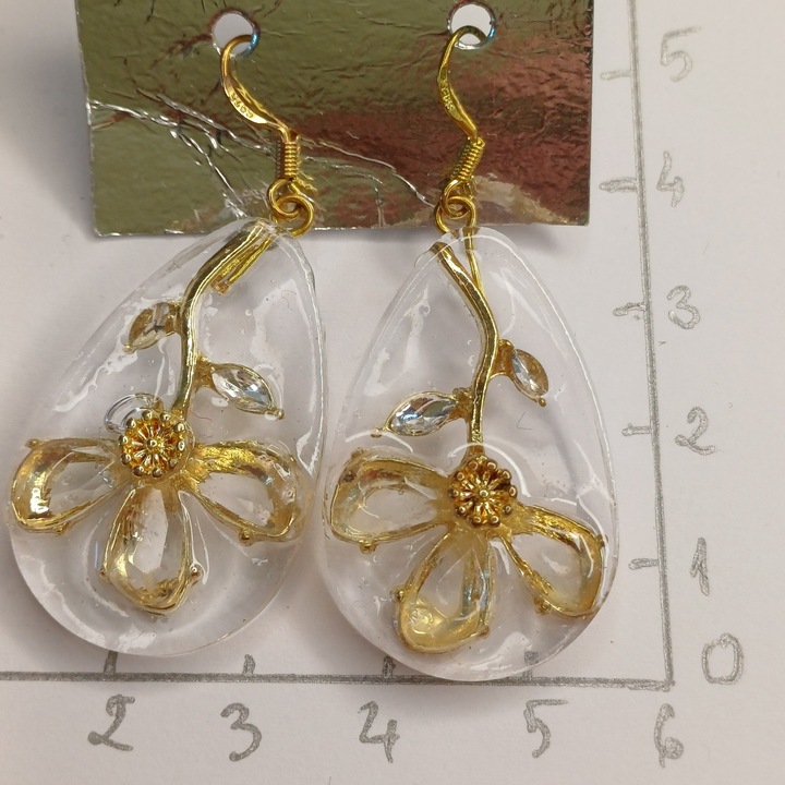 Cercei unicat din rasina epoxidica cu insertie floare metalica