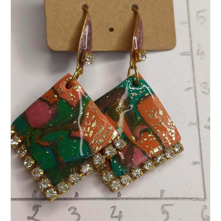 Cercei unicat din metal, lut polimeric si strasuri aurii