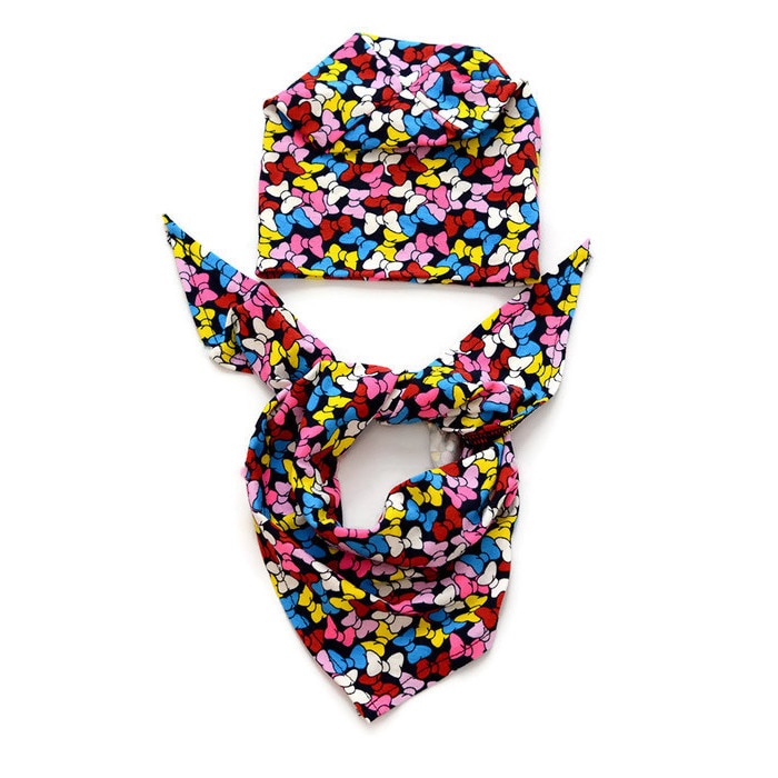 Caciula pentru fete, cu esarfa asortata. Model cu imprimeu fundite colorate