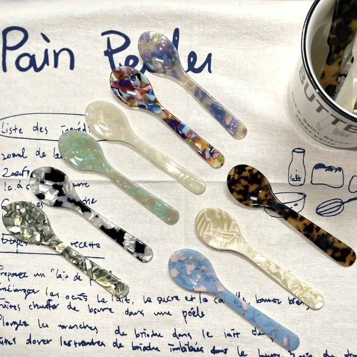 Комплект прибори за хранене от ярък акрил 11 см, с ножове за масло и десерт, лъжици за лед и хайвер, лъжици за смесване, многоцветни