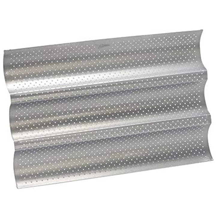 Tava frantuzeasca cu design perforat, otel carbon ingrosat pentru durabilitate, suprafata antiaderenta asigura o eliberare fara efort, perfecta pentru bucatariile profesionale si de acasa (15"x13")