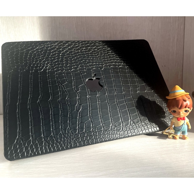 Husa din piele sintetica cu textura premium Crocodile pentru MacBook Air 13 inch (2022/2023/2024/2025) M2/M3/M4 (A2681/A3113/A3240), husa slim stilata, husa pentru laptop, stil business, negru