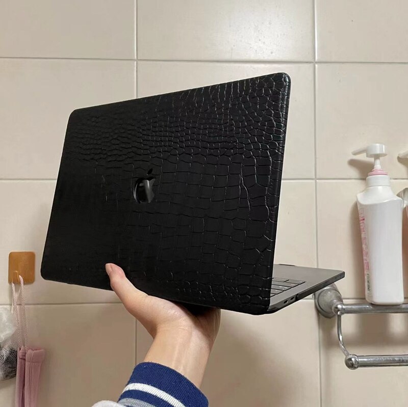 Husa din piele sintetica cu textura premium Crocodile pentru MacBook Air 13 inch (2022/2023/2024/2025) M2/M3/M4 (A2681/A3113/A3240), husa slim stilata, husa pentru laptop, stil business, negru