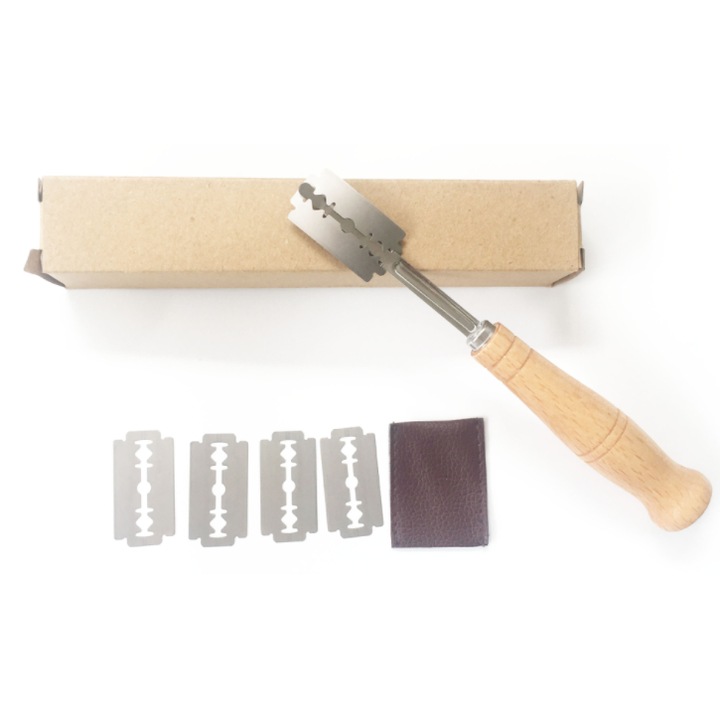 Instrument artizanal pentru paine, Enforose, lama curbata, maner din lemn, acoperire din piele