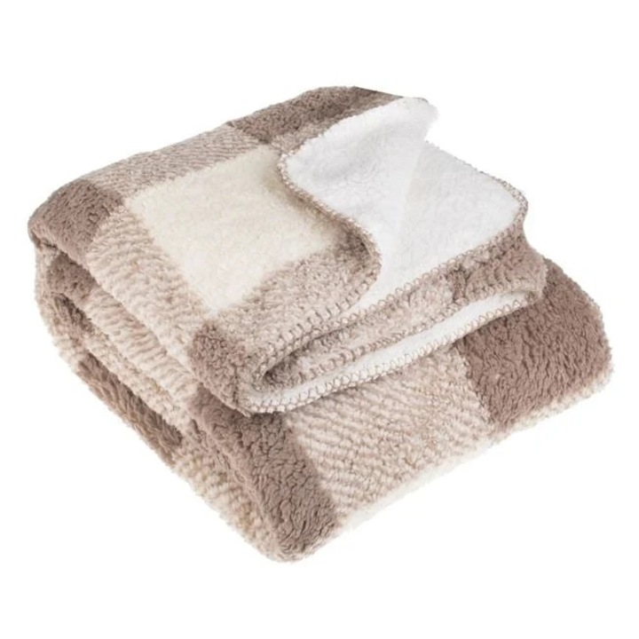 Cuvertura decorativa pentru iarna, cu doua fete catifelate, aspect de blanita cu model in carouri, 160x130 cm, crem/maro