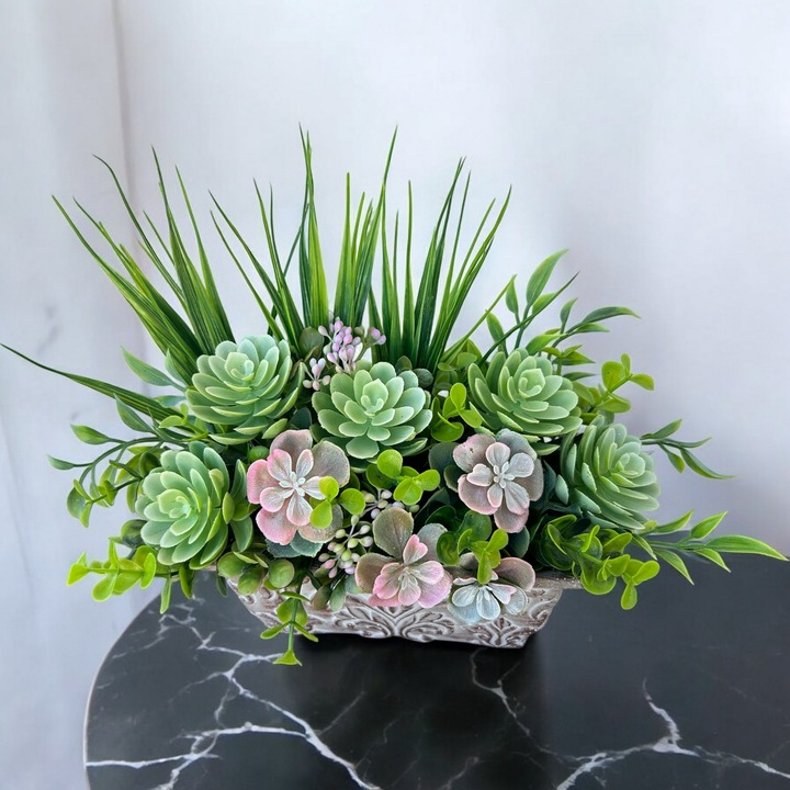 Ghiveci dreptunghiular din piatra cu model baroc, Dady, aranjament decorativ 25x13x17 cm, din verdeata artificiala, cu suculente si iarba