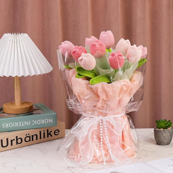 Set DIY complet de crosetat pentru incepatori sau avansati, cu accesorii, ata, ustensile si instructiuni incluse, model decorativ, buchet de flori handmade, lalele, roz, 38 x 26 cm