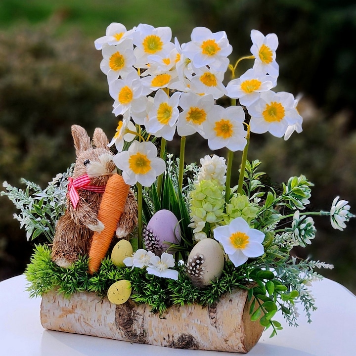 Aranjament floral de Paste, 40x40x20 cm, aspect natural, scoarta de lemn, flori artificiale narcise, zambile, iepuras si oua decorative, MEDAYA®, culori alb, galben, verde, portocaliu