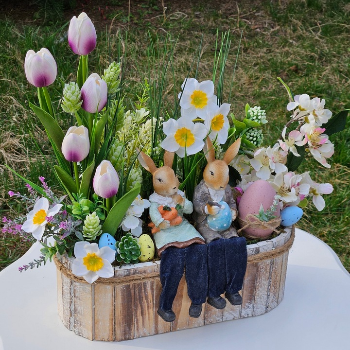 Aranjament Paste in ghiveci lemn, 50x40x20cm, decor masa, 2 iepurasi ceramica, oua, flori narcise, lalele, flori de mar, aspect natural, rustic, culori alb, roz, lila, galben, verde, Medaya®