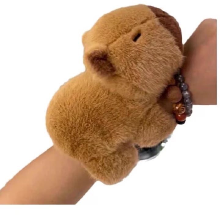 Capybara Plush bratara, AjieQaQ, cafeniu deschis, material hipoalergenic premium, umplutura din fibre hollow, spalabil in masina, companion somn pentru copii, jocuri educative in familie