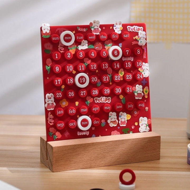 Calendar perpetuu de birou ZYBLSSBB LSM2xh843-BCS0432055-3, DIY cu inele pentru zi/luna/ziua saptamanii, suport din lemn, rosu, 18 x 13.5 cm
