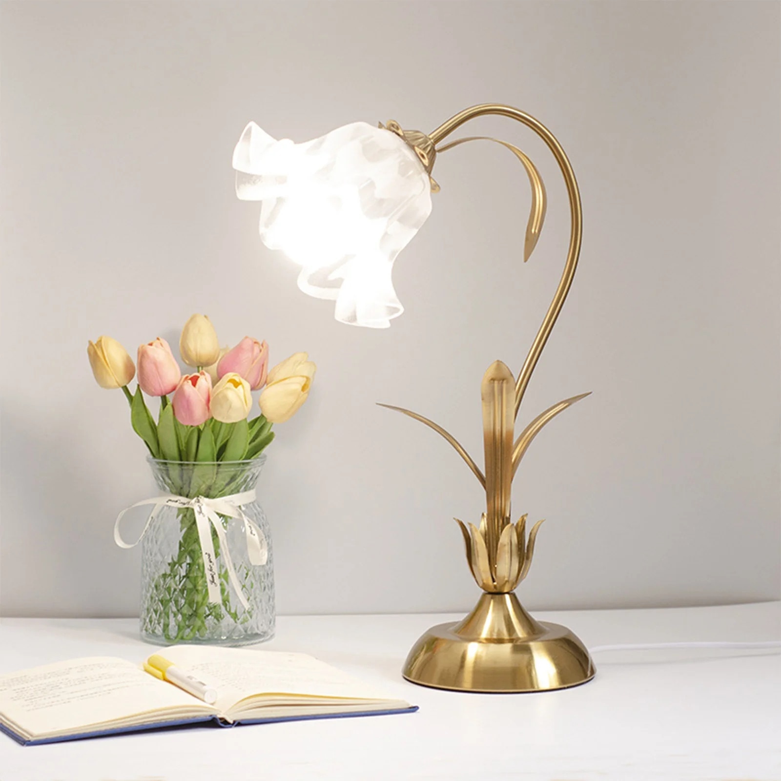 Veioza vintage cu flori, iluminare prietenoasa cu ochii, metal