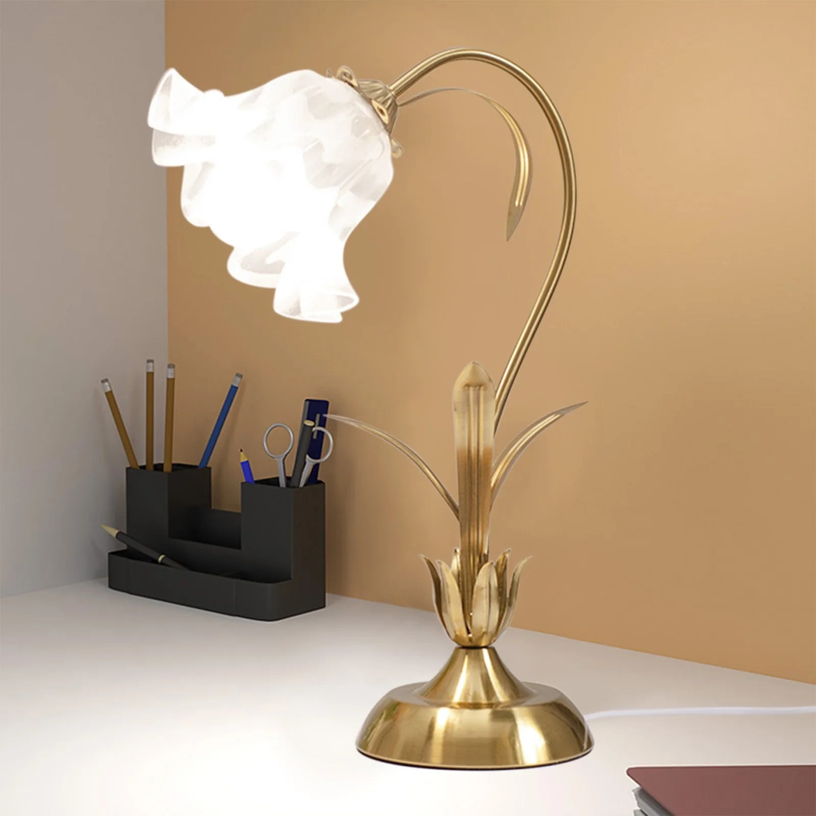 Veioza vintage cu flori, iluminare prietenoasa cu ochii, metal