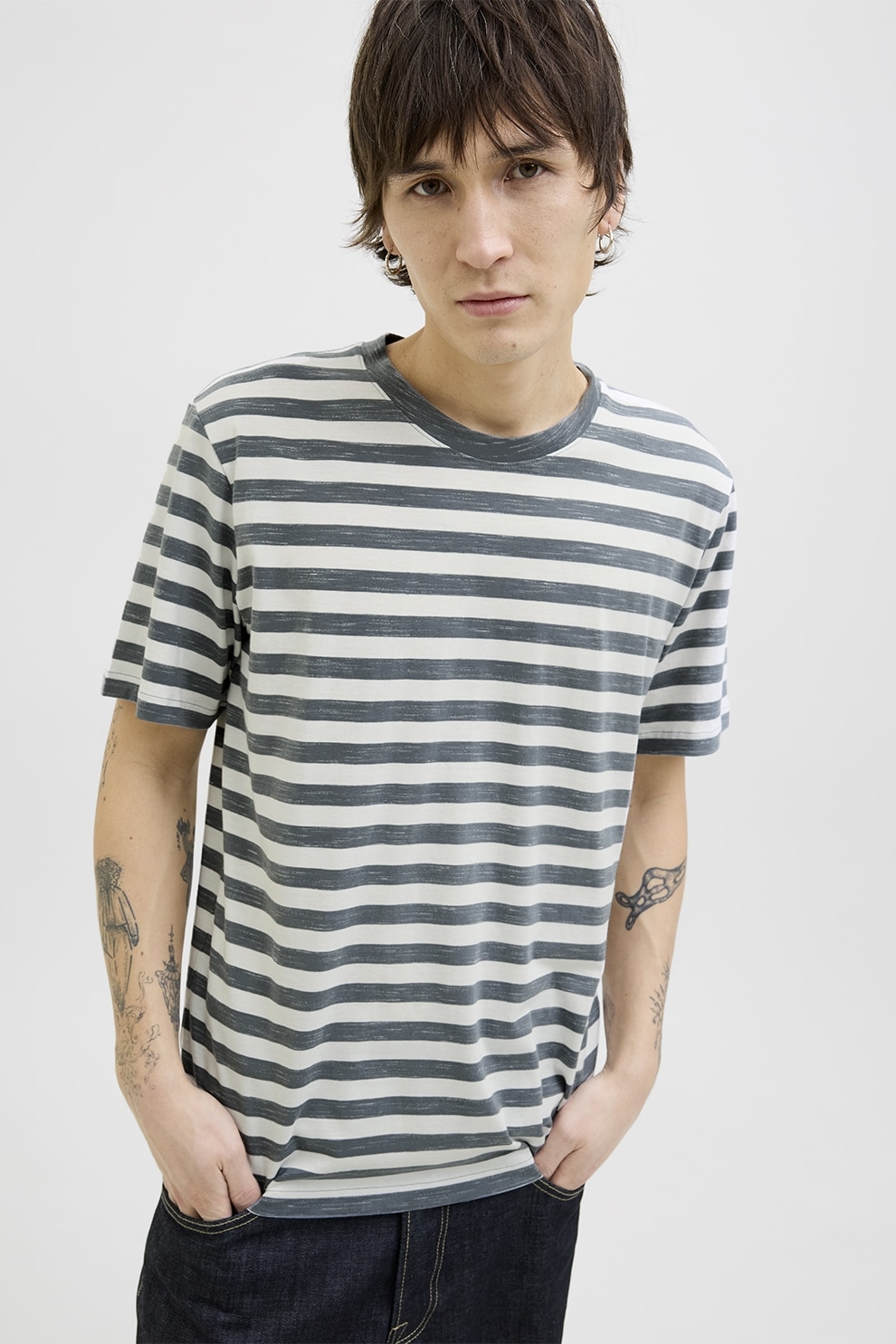 Jack & Jones, Tricou cu decolteu la baza gatului si model in dungi, Alb optic, Gri antracit, S