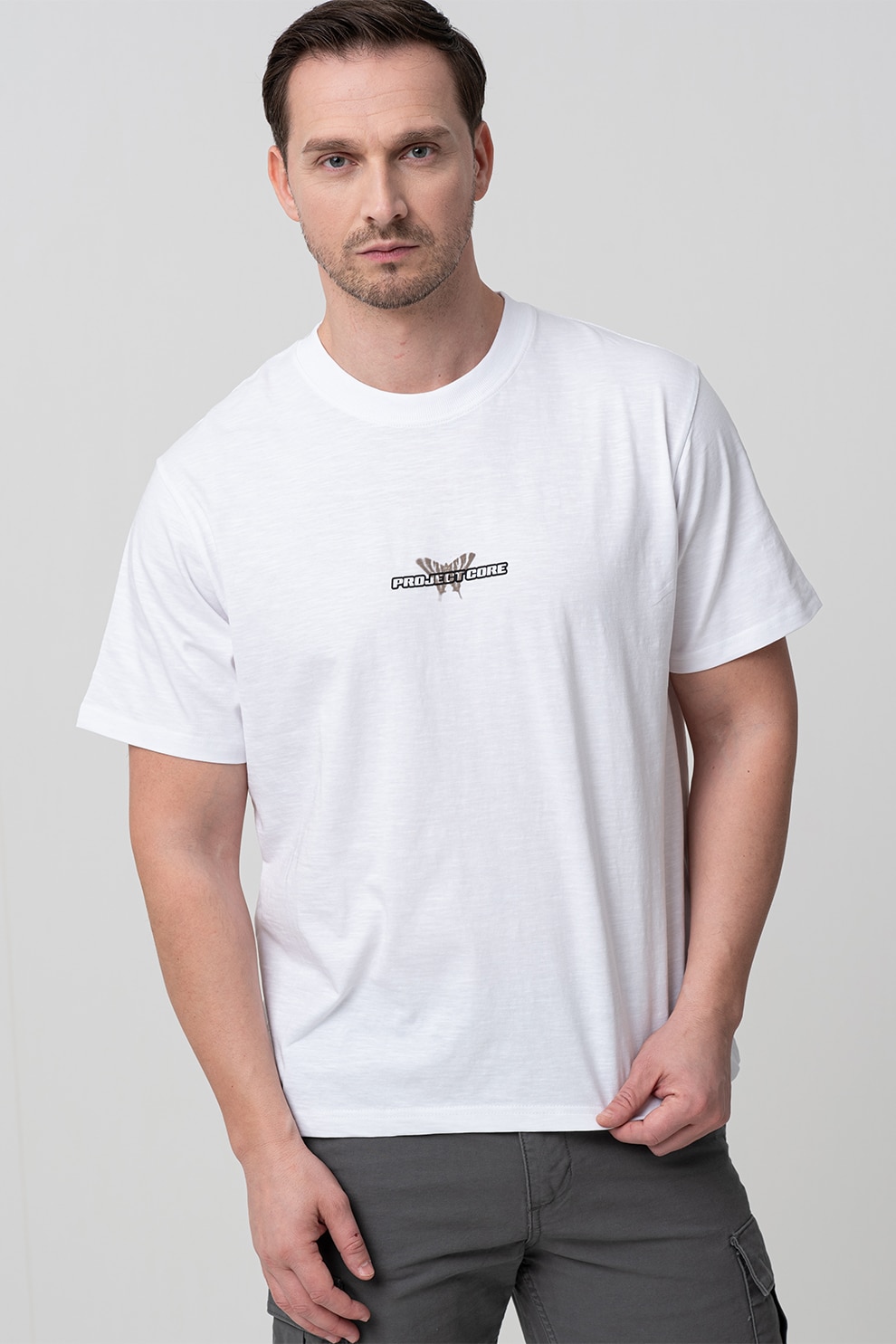 Jack & Jones, Tricou cu decolteu la baza gatului si imprimeu pe piept Recharge, Maro, Alb optic, XL