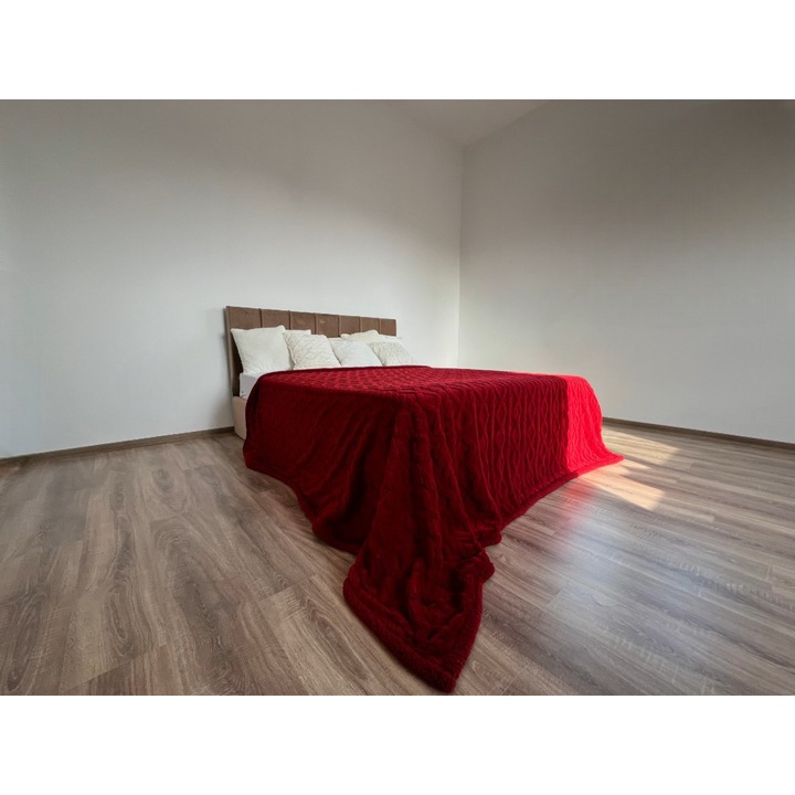 Cuvertura pat Gold Vizon Coneltex, dimensiune 220x230 cm, tesatura plusata, microfibra premium, densitate 500 g/mp, finisaj cu model in relief, culoare grena