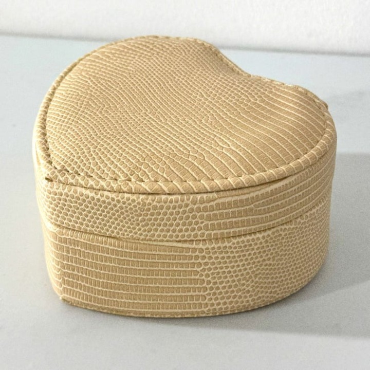 Organizator cu interior catifelat, compartimente practice si aspect inima, Crem, Velve