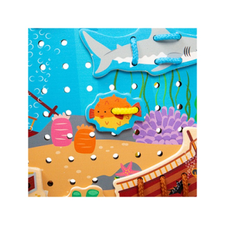 Joc educativ BigJigs, set de impletit, 30 forme marine, 6 snururi colorate, 29x29x4cm, 3 ani+