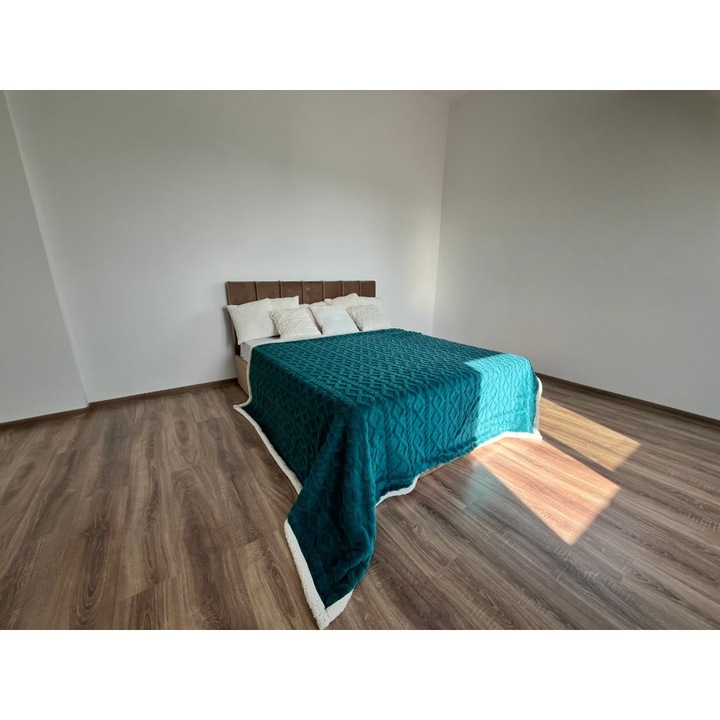 Cuvertura pat Gold Vizon Coneltex, dimensiune 220x230 cm, tesatura plusata, microfibra premium, densitate 500 g/mp, finisaj cu model in relief, culoare verde