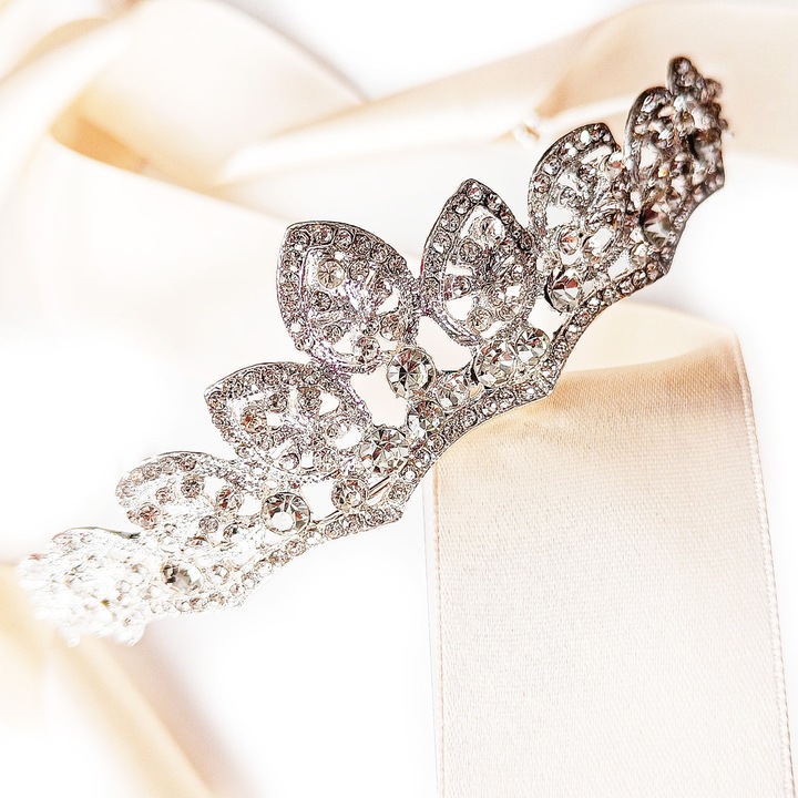 Coroana diadema tiara argintie cu zirconii fine si cristale – impresionanta