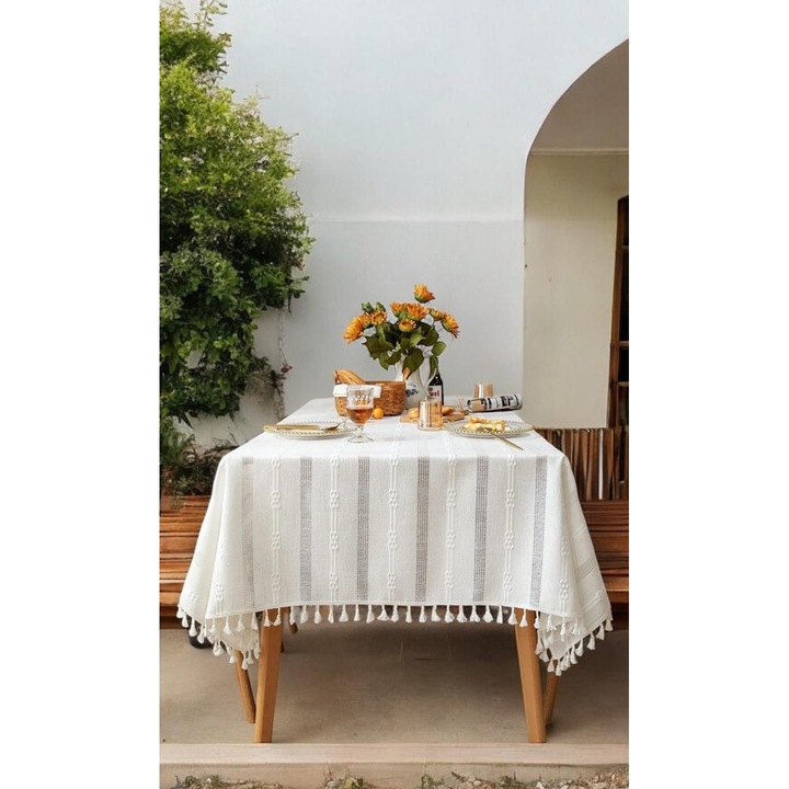 Fata de masa model Traditional, cu aspect din in cu broderie, accesorizata cu ciucuri 180x270cm, Alb