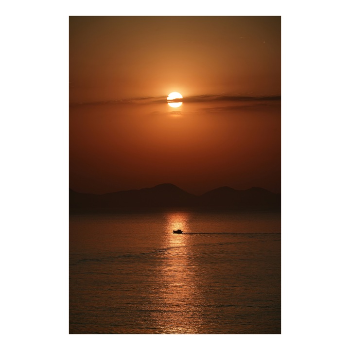 Картина на платно "Самотен кораб под червеникав залез", Залез, Море, Лодка, Силует, Хоризонт, Небе, Сенки, Отражение, Спокойствие, Пейзаж., 100 x 150 см