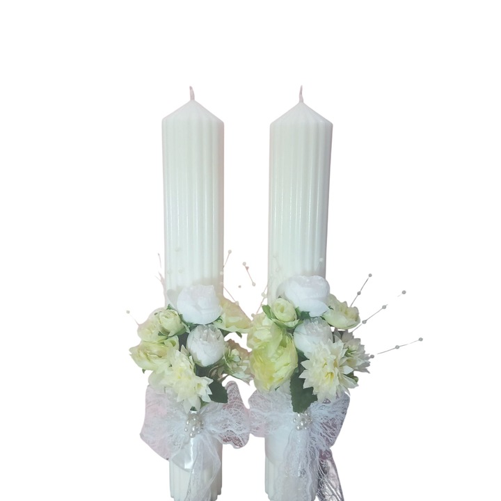 Комплект от 2 канелирани свещи, сватбени, Lumanarela, Бяла, 6x41 см, украсени с бели, зеленикави изкуствени цветя, с дантелена панделка