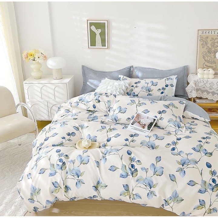 Set Lenjerie Eleganta CHIRASO, pentru 2 persoane, din bumbac finet, 6 piese, Cearceaf de pat cu elastic 180x200 cm, Cearceaf pilota 200x230 cm, 2 fete perna 70x70 cm, 2 fete perna 55x75 cm, cu imprimeu ramuri cu frunze, alb-gri deschis