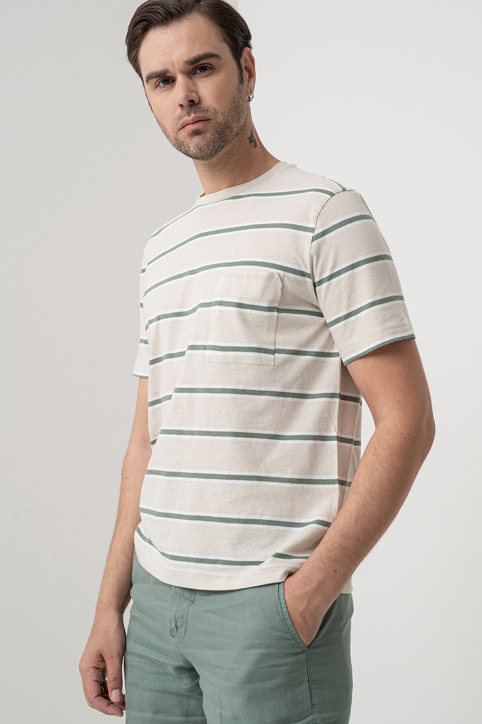 United Colors of Benetton, Tricou cu decolteu la baza gatului si imprimeu in dungi, Alb, Alb fildes, Verde inchis, M