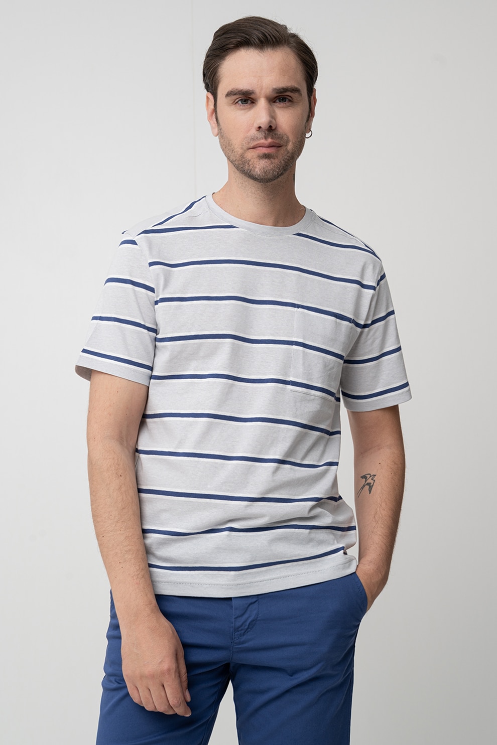 United Colors of Benetton, Tricou cu decolteu la baza gatului si imprimeu in dungi, Alb, Albastru inchis, Gri melange, L
