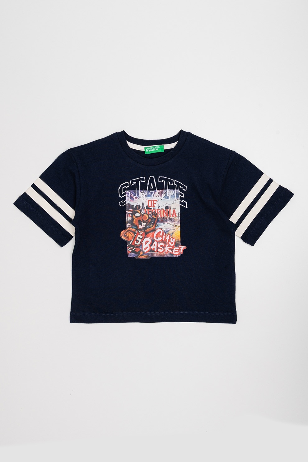 United Colors of Benetton, Tricou cu decolteu la baza gatului si imprimeu grafic, Alb, Albastru ultramarin, 104 CM