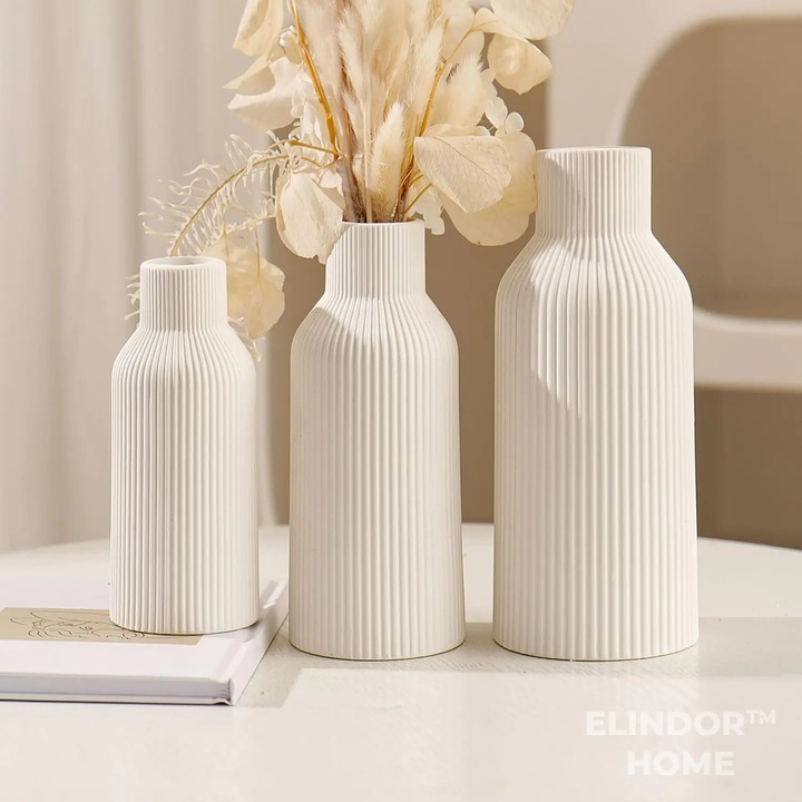 Комплект от 3 керамични вази от Elindor® с модерен минималистичен дизайн за елегантен интериорен декор, идеален за маса, скрин, офис или библиотека, вертикална текстура, различни размери и естетичен оригами стил, бял