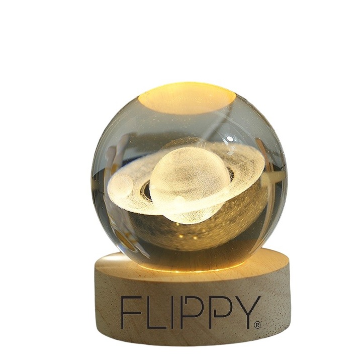Lampa LED decorativă 3D Saturn, bilă cristal 6cm, suport din lemn, alimentare USB, lumină alb cald