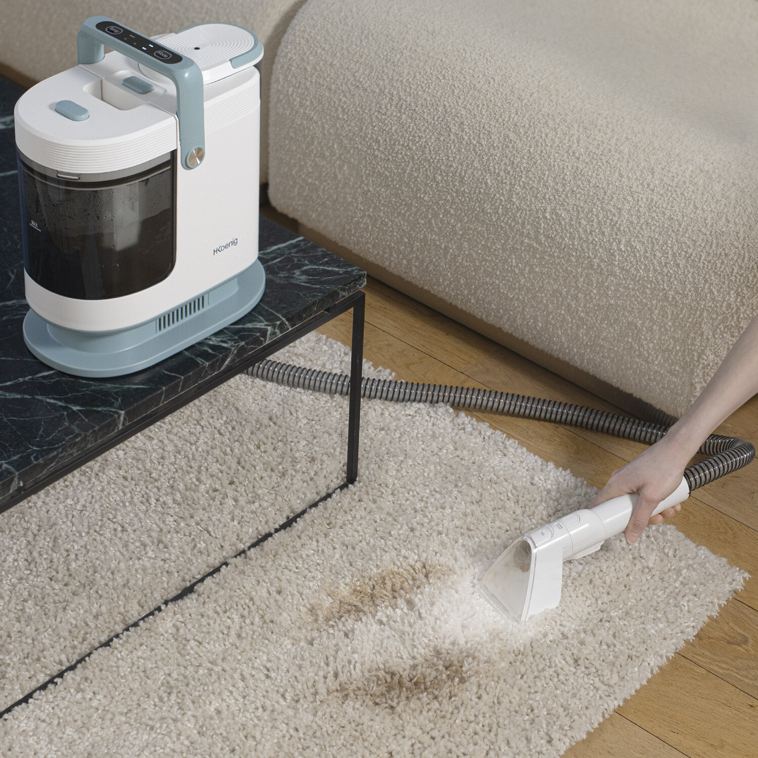 Aparat de curatat cu aburi pentru textile si tapiterie H.Koenig, TWT99, curata si igienizeaza canapele/covoare/saltele, apa rece/apa calda/aburi, temperatura max. 60°C, 2 nivele aspirare, rezervoare pentru apa curata si apa reziduala, ecran tactil, alb