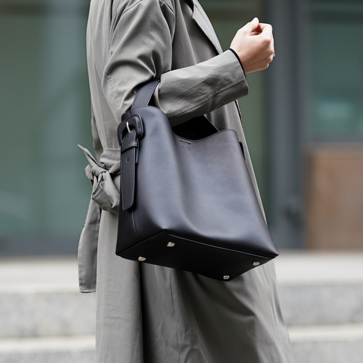 Női fekete bőrtáska Solier FL44, A4-es méretű, csattal, állítható pánttal, kézi vagy váll, elegáns és praktikus