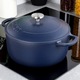 Oala Din Fonta, Orion, Fonta, Emailat, Negru/Albastru, Capacitate 5.2 L, Rezistent La Temperaturi De Pana La 250°C, Cu Capac, Dimensiuni 34.5x26x17.5 cm