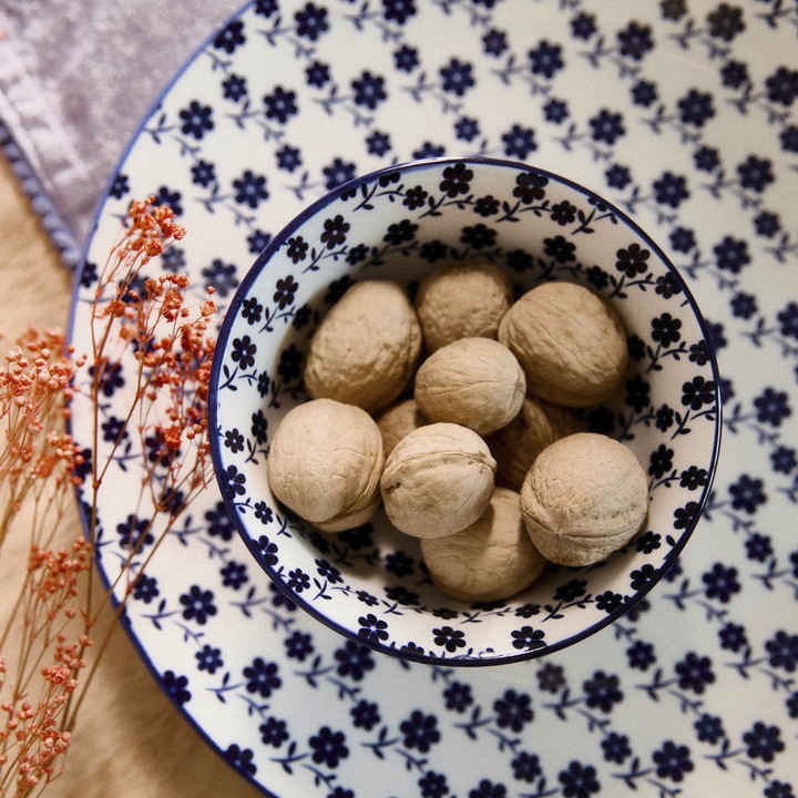 Bol din portelan NAVIA 200 ml alb cu flori albastru marin, 12 cm