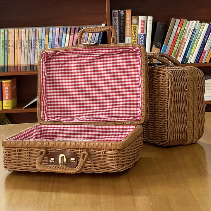 Cutie de depozitare ratan YANYXR BCS3131422, interior in carouri rosu-alb, cu maner si inchidere cu catarama, maro, 26 x 18 x 11 cm
