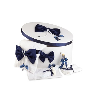 Trusou botez complet pentru baieti si cutie eleganta decorata cu funde bleumarine Trusou botez complet pentru baieti si cutie eleganta decorata cu funde bleumarine