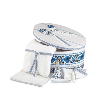 Trusou botez complet si cutie decorata traditional model alb albastru Trusou botez complet si cutie decorata traditional model alb albastru