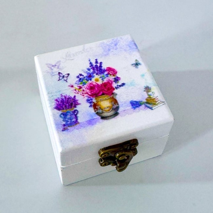 Cutie din lemn cu oglinda, pentru bijuterii si accesorii, model floral, Vaza, 6x6x4, Alb, VELVE