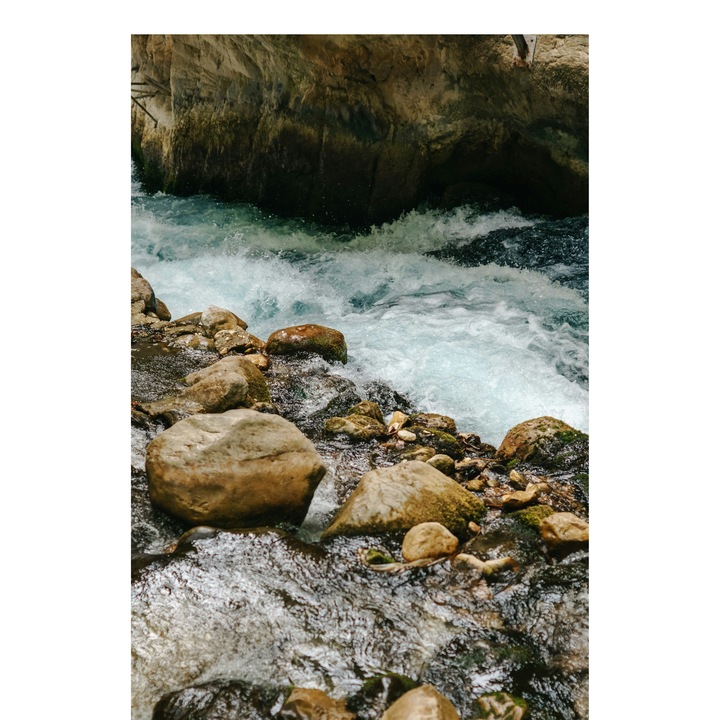 Картина на платно, „Вода тече сред мокри скали“, поток, камъни, вода, природа, река, пяна, течаща, долина, бяла вода, 100 x 100 cm