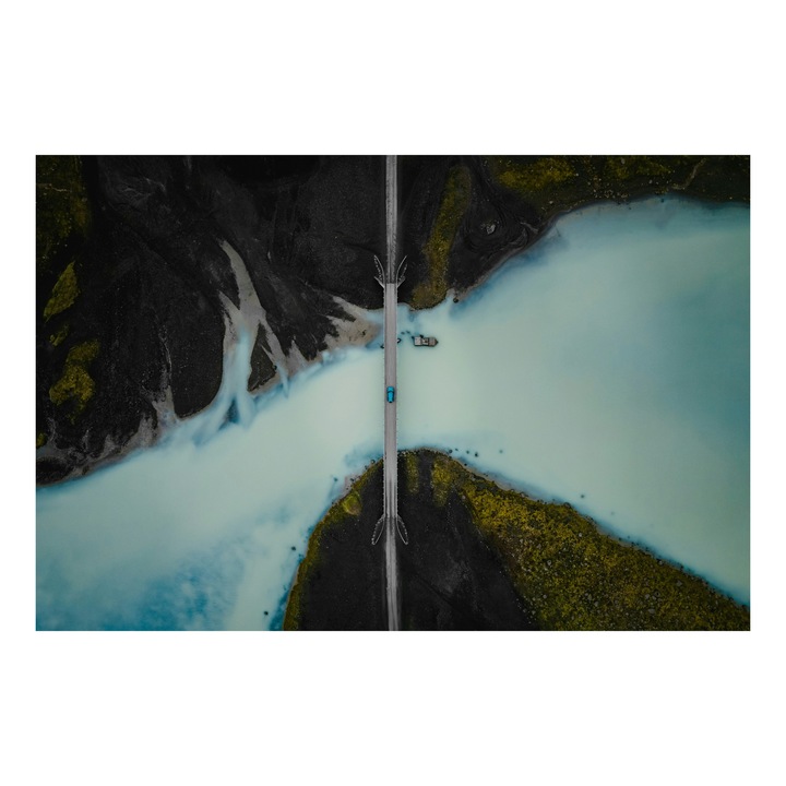 Картина на платно, „Мост над сините ледникови води“, мост, вода, контраст, пейзаж, природа, изгледи, извивки, синьо, зелено, драматично, 50 x 50 cm