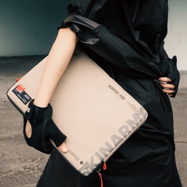 Husa laptop 14" Fardel, Skinarma, impermeabil, dimensiuni 31,26x22,12x1,55cm, crem