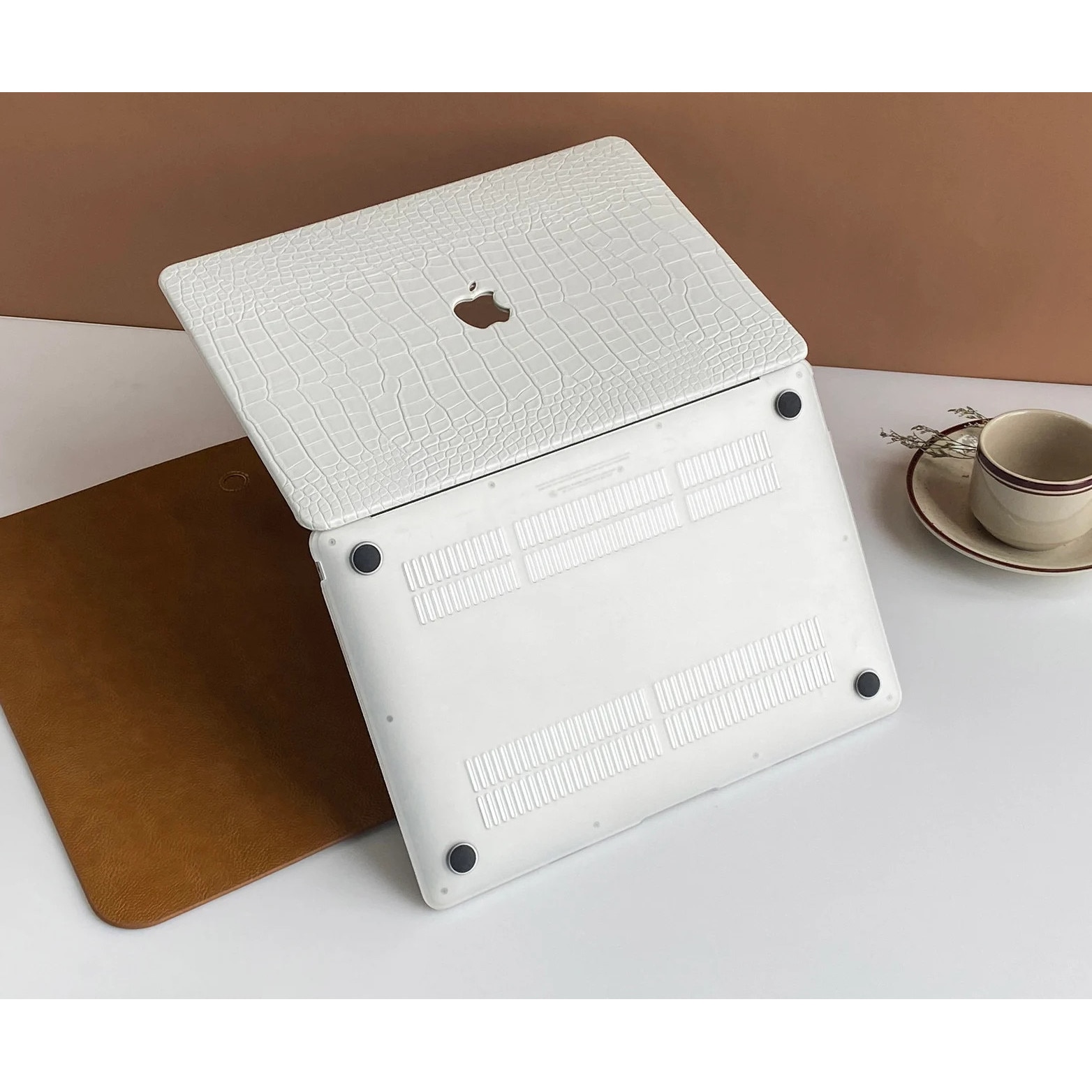 Carcasa premium din piele ecologica textura crocodil pentru MacBook Pro 14 (2021/2022/2023/2024/2025) (M5/M4/M3/M2/M1 Pro Max) (A3434/A3112/A3185/A3401/A2918/A2992/A2779/A2442), Husa eleganta slim, protectie laptop, stil business, Alb