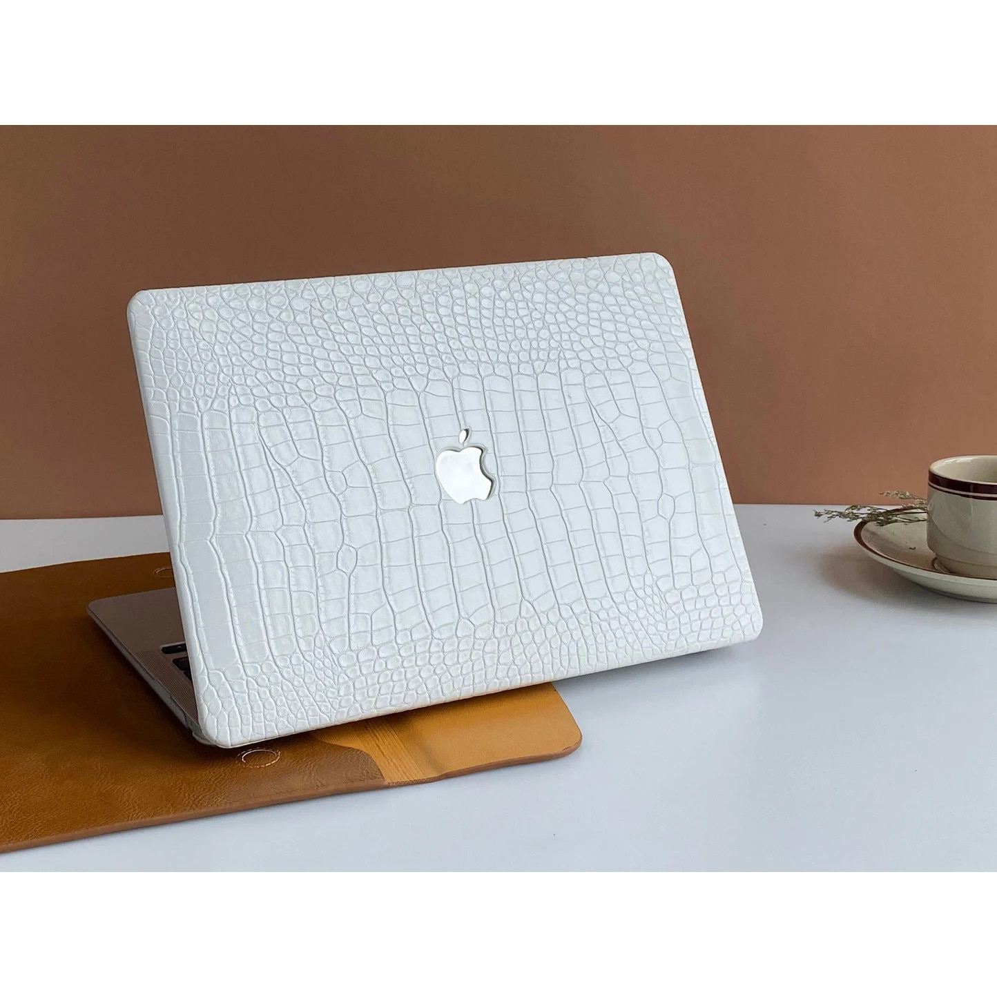 Carcasa premium din piele ecologica textura crocodil pentru MacBook Pro 14 (2021/2022/2023/2024/2025) (M5/M4/M3/M2/M1 Pro Max) (A3434/A3112/A3185/A3401/A2918/A2992/A2779/A2442), Husa eleganta slim, protectie laptop, stil business, Alb