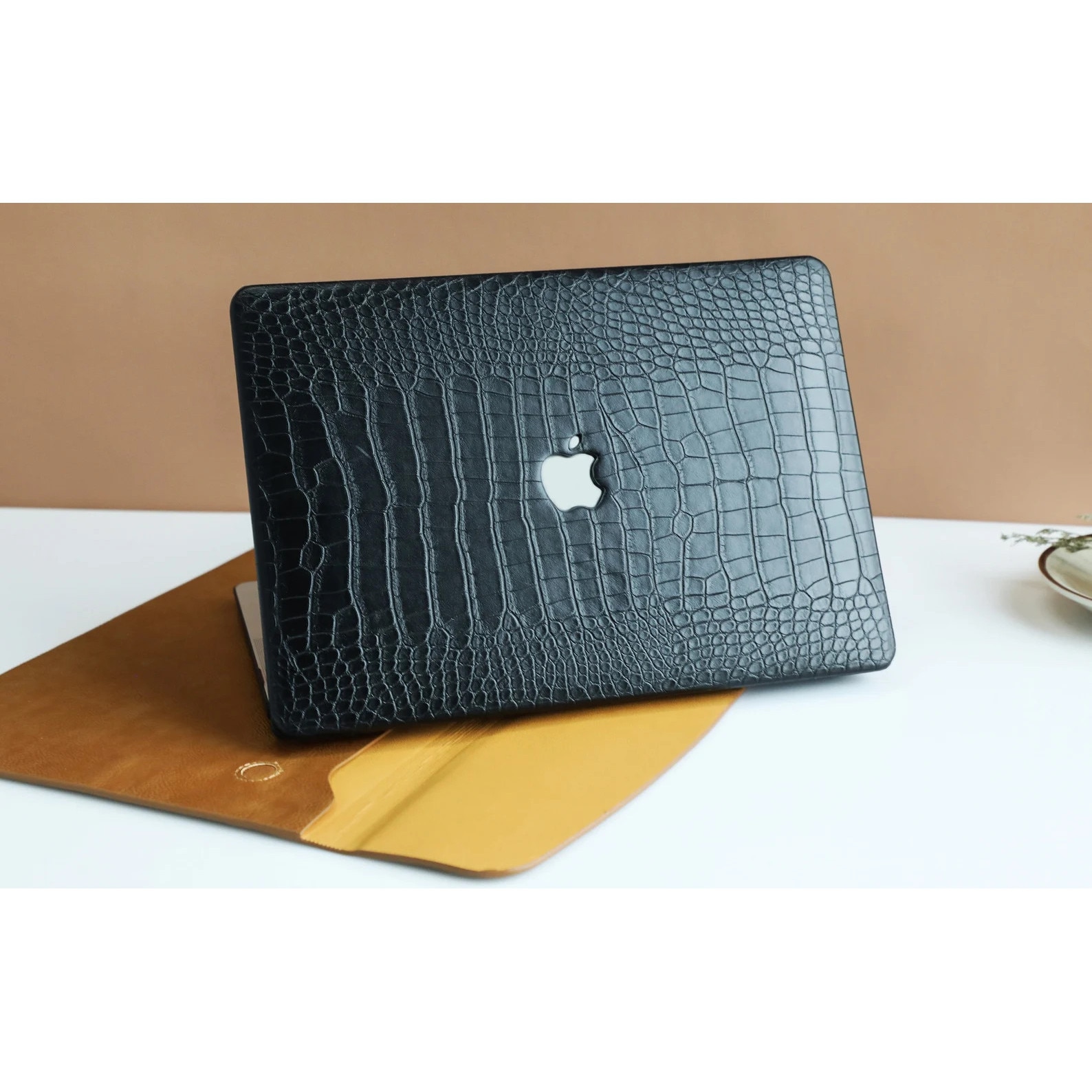 Carcasa premium piele ecologica textura crocodil pentru MacBook Pro 14 (2021–2026) (M5/M4/M3/M2/M1 Pro Max) (A3427/A3426/A3434/A3112/A3185/A3401/A2918/A2992/A2779/A2442), Husa slim protectie laptop, Negru
