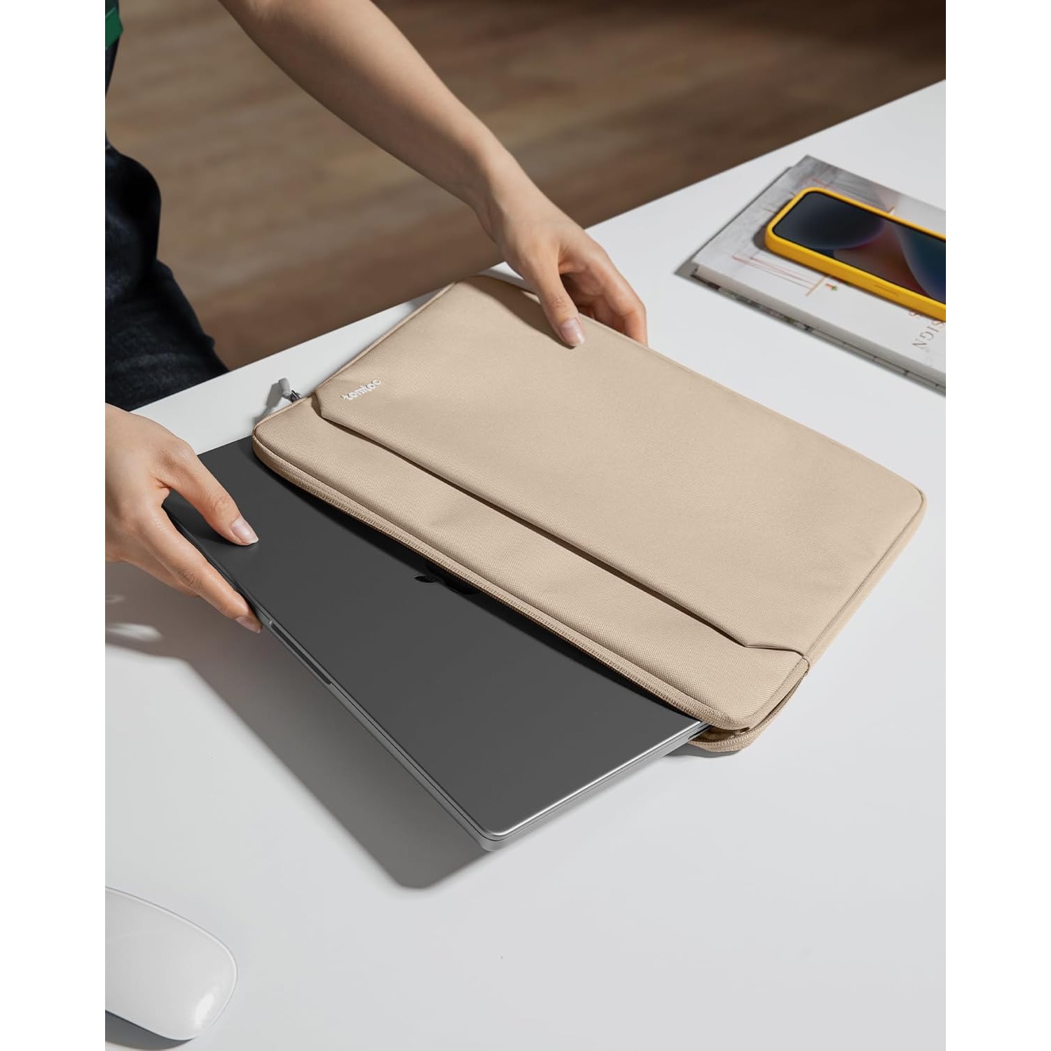 Husa Tomtoc Light-A18 Sleeve Pentru Laptop / Macbook Pro / Air, 14 inch, Nisip